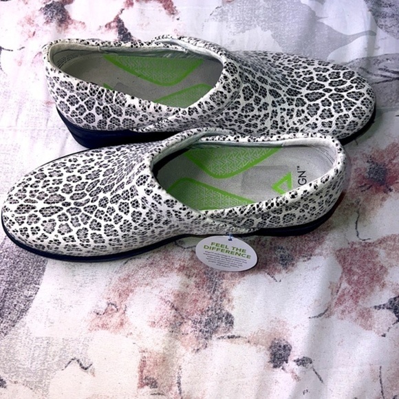 Align Nursing clogs shoes size  9 1/2 white Leopard - Picture 3 of 7